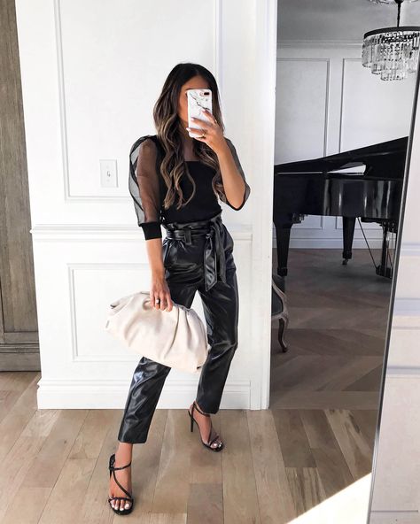 Saturday Night Maria Vizuete, Date Night Outfit Classy, Mia Mia Mine, Casual Date Night Outfit, Dinner Date Outfits, Vinyl Leggings, Mia Mia, Leather Pants Outfit, Vegan Leather Leggings