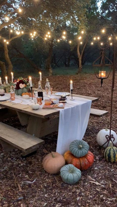 Outdoor Fall Dinner Party Decor, Outdoors Thanksgiving Table, Friendsgiving Backyard Party, Outdoor Harvest Table Decor, Outdoor Table Fall Decor, Thanksgiving Dinner Outdoors, Fall Birthday Table Decorations, Fall Outdoor Dinner Party Long Tables, Danksgiving Ideas