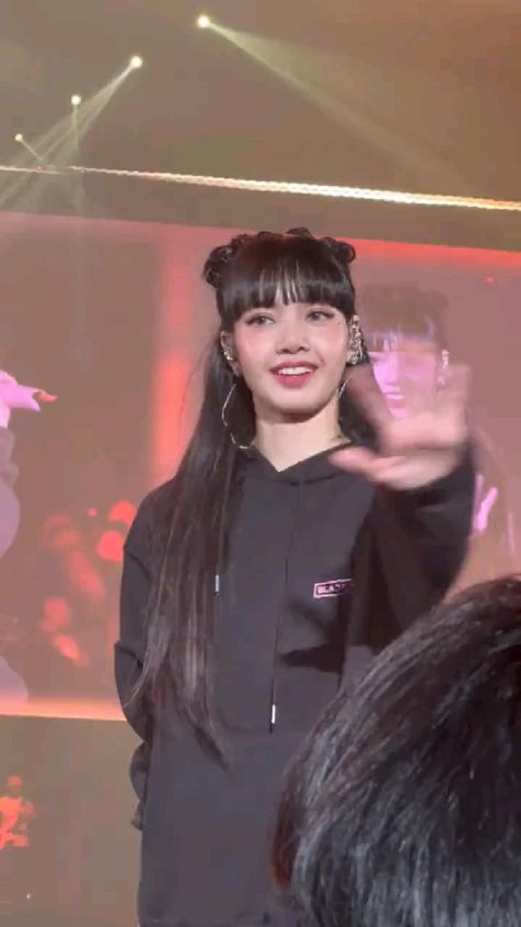 Lisa Videos Blackpink Cute, Lisa Hair, Foto Best Friend, Bp Video, Lisa Blackpink Instagram, Lisa Manoban, Black Pink Background, Black Hair Kpop, Charli D'amelio Aesthetic