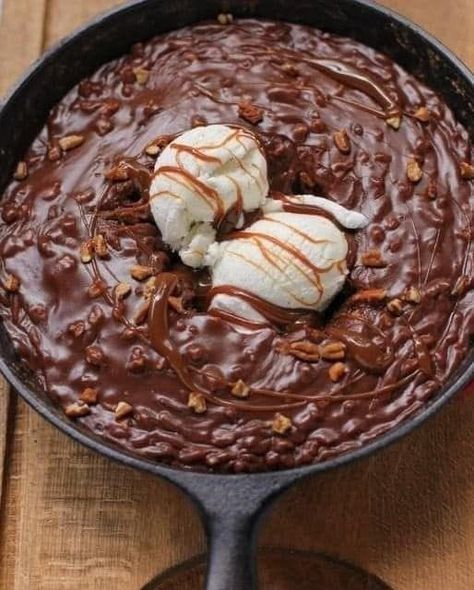 Chocolate Skillet Cake, Cake With Ice Cream, Skillet Cake, Cake Ice Cream, Ice Cream Ingredients, Vanilla Icing, Warm Cake, Vanilla Bean Ice Cream, Vanilla Frosting