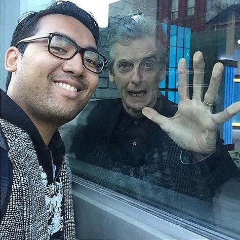 Sabrina 💀 on Twitter: ""Help! I'm trapped!" Peter Capaldi, you are a goofball, and I love you for it! 💕https://t.co/A6gMJIrzFR https://t.co/ZrLWbBxjkT #DoctorWho https://t.co/5e9a4YESMc" Doctor Who 9, Capaldi Doctor Who, Peter Capaldi Doctor Who, Doctor Who Funny, Banana Cat, Get Me Out Of Here, Alex Kingston, Sabrina The Teenage Witch, Bbc Doctor Who