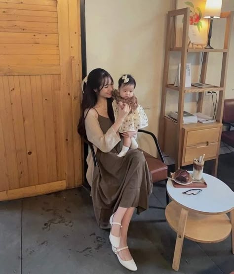 Korean Mother And Daughter Aesthetic, Couple With Baby, Mom Daughter Outfits, Korean Babies, Foto Baby, Future Mom, Cute Family, Mom Kid