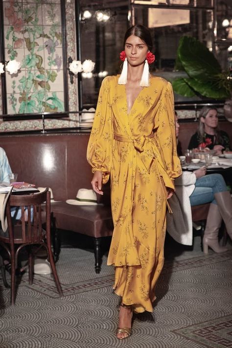 Estilo Hippie, Silk Wrap Dresses, Johanna Ortiz, 2019 Fashion, Fashion Show Collection, Looks Style, Mode Inspiration, Runway Fashion, Batik