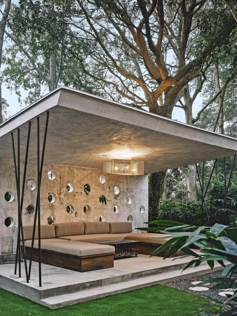 A Cinder Block Duplex in Charleston Is Recast as a New York–Style Loft #dwell #modernloft #modernoutdoorspaces New Yorker Loft, Modern Gazebo, Cozy Backyard, Modern Backyard, Cinder Block, Terrace Design, Outdoor Backyard, Pergola Designs, Garden Seating