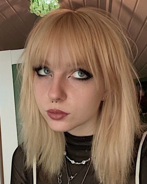 Grunge Haircut Bangs, Grunge Haircuts With Bangs, Short Blonde Hair And Bangs, Grunge Hairstyles With Bangs, Grunge Bangs Hairstyles, Dirty Blonde Wolf Cut, Grunge Taylor Swift, Blonde Short Hair With Bangs, Grunge Blonde Hair