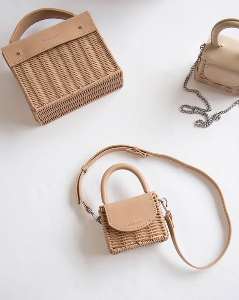 Wicker Handbags, Unique Bag Design, Unique Bags Design, Rattan Bags, Rattan Handbags, Basket Weaving Diy, Bags Unique, Vacation Bag, Evening Style