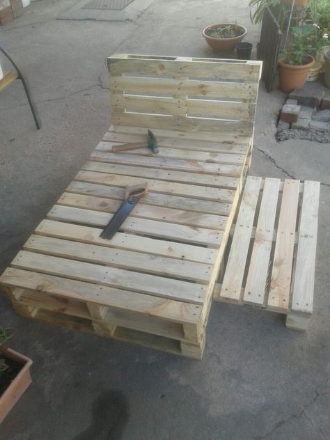 Diy Pallet Bedframe King, Pallet Bed Single, Twin Size Pallet Bed Diy, Twin Pallet Bed Diy, Bed Pallets Ideas Small Spaces, Pallet Twin Beds, Pallet Toddler Bed, Geeky Bedroom, Kids Pallet Bed