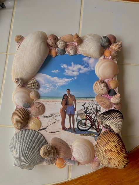 Beach Picture Frames Diy, Seashell Crafts For Boyfriend Gift Ideas, Shell Frame Diy, Sea Shell Frames Diy, Shell Gift Ideas, Seashell Frame Diy, Ideas For Shells From The Beach, Seashell Picture Frames Diy, Shell Picture Frame Diy