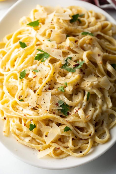 Easy holiday Fettuccine Alfredo Recipe - With only a handful of ingredients, this decadent pasta dish is a timeless treat that your family will love. Fetuccini Alfredo Recipes, Fettichini Alfredo, Fetuccini Alfredo Recipe, Fettucini Pasta Recipe, Christmas Fettuccine, Easy Fettucini Alfredo, Fettucine Alfredo Recipe, Alfredo Pasta Recipes, Johnsonville Sausage Recipes