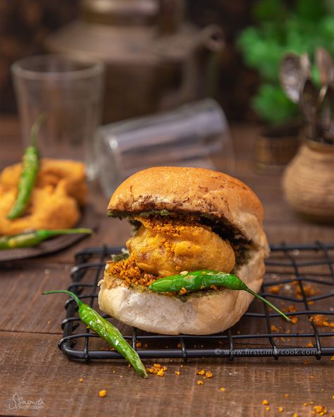 Vada Pav Deep Fried Potato Balls, Potato Ball, Deep Fried Potatoes, Garlic Chutney, Fried Potato, Indian Street Food Recipes, Stuffed Potato Balls, Tamarind Chutney, Vegetarian Fast Food