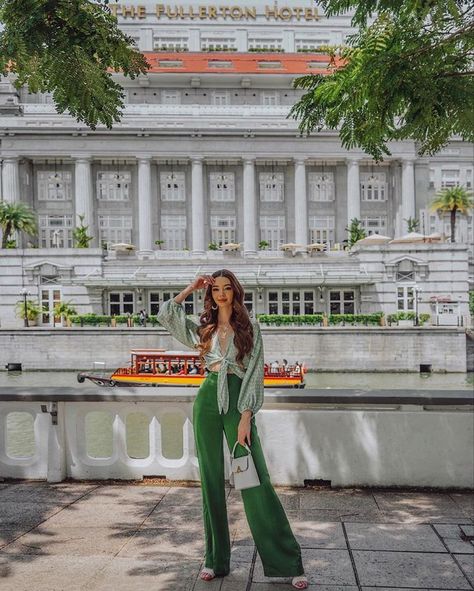 Tara Milk Tea on Instagram: “Back in the motherland and staying at @fullertonhotel for the first time. 💚 I learned to cook satay and now I’m a pro ~ (just don’t ask me…” Sing Pose, Thailand Ootd Travel Outfits, Fullerton Hotel Singapore, Singapore Outfit, Singapore Vacation, Tara Milk Tea, Fullerton Hotel, Singapore Fashion, Travel Pose