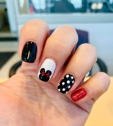 Colorful Disney Nails, Disney Manicure Ideas, Disney Toe Nail Designs, Disney Pedicure, Easy Disney Nails, Simple Disney Nails, Disney Manicure, Disney World Nails, Mickey Mouse Nail Art