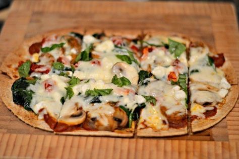 Flat Out Wrap Recipes, Flat Out Pizza, Flatout Pizza Recipes, Flatout Pizza, Flatout Recipes, Super Easy Lunch, Dieting Recipes, Flat Pizza, Wrap Pizza