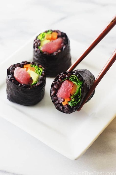 Black Rice Sushi Rolls Rice Sushi Recipe, Black Rice Sushi, Rice Sushi Rolls, Black Rice Recipe, Rice Sushi, Sushi Love, Homemade Sushi, Sushi Art, Ahi Tuna