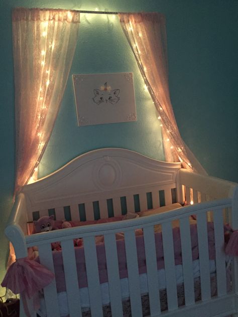 Crib at night Aristocats Marie, Disney Room, Disney Rooms, Marie Aristocats, Room Baby, Diy Baby, Girl Room, Cribs