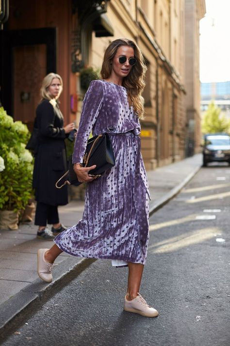 Best of Stockholm FW Street Style Stockholm Fashion Week, Sneakers Street, Mode Tips, Walking Down The Street, Sneakers Street Style, Looks Street Style, Long Sleeve Print Dress, Stockholm Fashion, Velvet Fashion