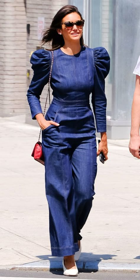 Nina Dobrev Nyc Streets, Denim Shorts Outfit, Mode Kimono, Jeans Overall, All Jeans, Look Of The Day, Red Bag, White Pumps, Iconic Style