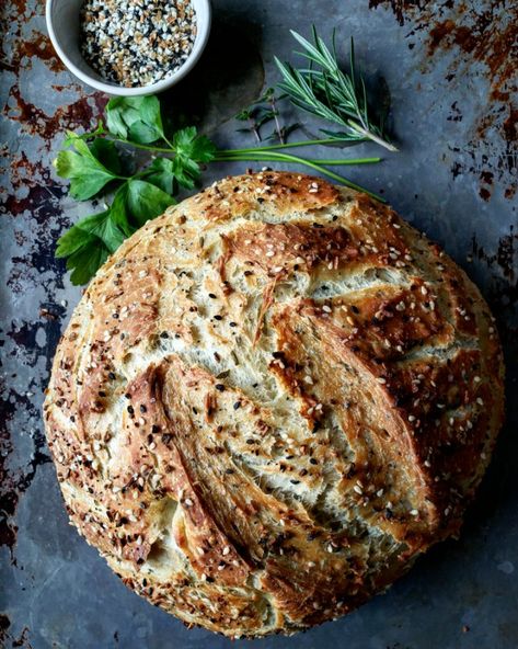 Everything But The Bagel And Herbaceous No Knead Bread Everything Bagel Bread, Cast Iron Bread Recipes, Artesian Bread, Le Creuset Recipes, Avocado Bread, Recipe Using Sourdough Starter, Bagel Bread, Skillet Bread, Bagel Toppings