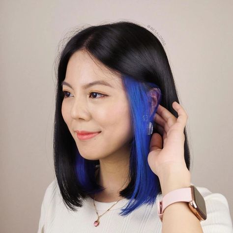 Earloop Peekaboo Highlights, Under Ear Hair Dye, Behind The Ear Hair Dye, Peekaboo Hair Korean, Earloop Highlights Hair, Partial Hair Dye Ideas, Underside Hair Dye, Blue Underdye Hair, Underhair Dye