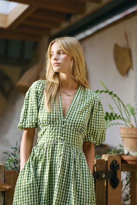 Vestidos Grunge, Gordes France, Green Gingham Dress, 2023 Outfit Ideas, Gingham Outfit, Midi Dress Green, Chic Over 50, Aesthetic Neutral, Puff Sleeve Midi Dress