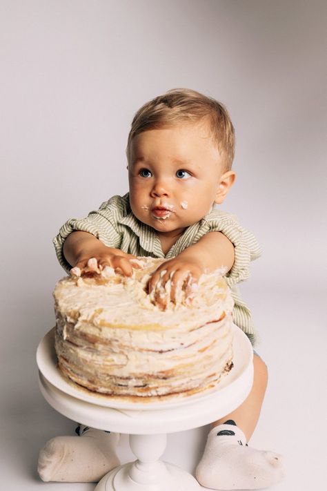 Baby Photoshoot Boy 6 Months, At Home First Birthday Photoshoot, At Home One Year Old Photoshoot, 1st Birthday Photoshoot Smash Cake, Cute Smash Cakes, In Home First Birthday Pictures, Babys First Birthday Photoshoot, Neutral One Year Photoshoot, Bear First Birthday Photoshoot