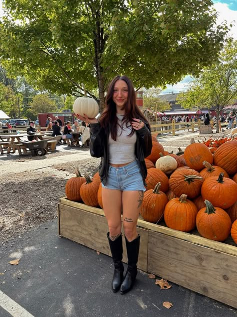 Pumpkin Patch Outfit Cowgirl Boots, Cowboy Boots Pumpkin Patch, Hoodie And Cowboy Boots Outfit, Cowgirl Boot Winter Outfit, Cowboy Boot Fall Outfits, Fall Cowgirl Boot Outfit, Cowgirl Boots Outfit Aesthetic, Cowboy Boot Outfits Winter, Fall Outfits With Cowgirl Boots