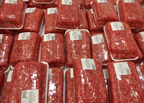 hamburger meat packages with labels in a grocery store cooler Worst Food, Food Scientist, Hamburger Meat, Best Meat, Holistic Nutrition, Whole Chicken, Ground Meat, Organic Health, Food Safety