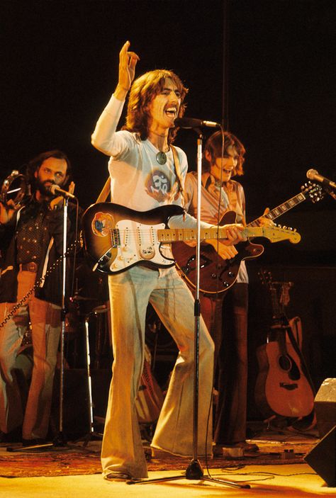 1974/ George in some bell bottoms..... Oh how I just love that man and always will.  ♥  He was amazing! The Beatles Inspired Outfits, George Harrison Aesthetic, Beatles Outfit, Beatles George Harrison, Beatles George, 28 November, 70s Outfits, The Fab Four, I'm With The Band