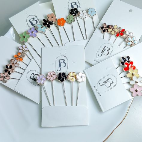 5-Piece Floral Hijab Pin Sets Price: MVR 45.00 Hijab Pins Accessories, Floral Hijab, Fancy Accessories, Hijab Pins, Girly Jewelry, Jewelry Patterns, Hair Accessories, Floral, Hair