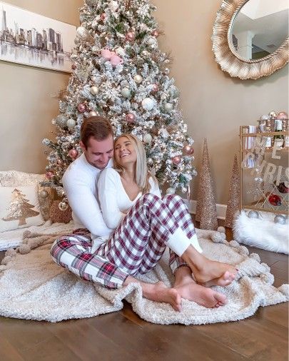 Christmas Photography Couples, Christmas Pajama Pictures, Matching Christmas Pajamas Couples, Christmas Couple Photos, Christmas Couple Pictures, Christmas Family Photoshoot, Christmas Poses, Couples Holiday, Christmas Couples