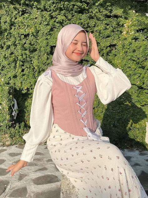 Style A Corset Top, Style A Corset, How To Style A Corset, Day6 Concert, Pink Hijab, Ootd Hijab Style, Ootd Hijab Casual, Hijabi Fits, Coquette Fashion