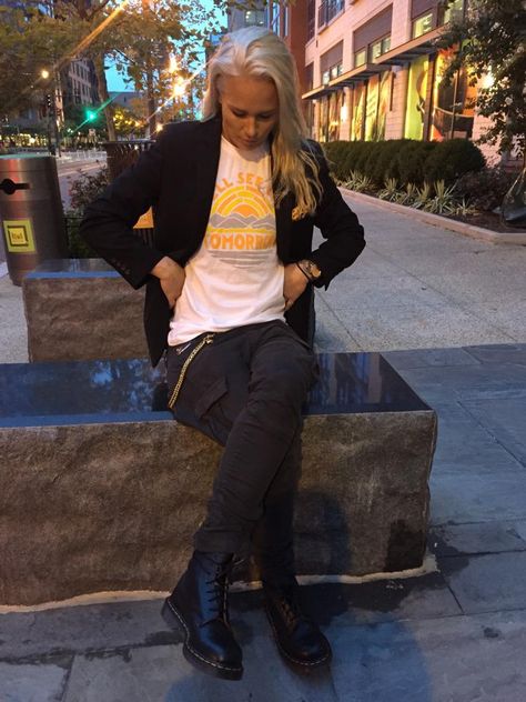 Women Football Players, Enby Outfits, Woman Soccer, Toms Shoes Outfits, Butch Fashion, Tomboy Outfit, Ali Krieger, Ashlyn Harris, Tomboy Femme