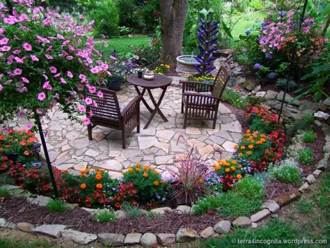 circular patio with surrounding flower beds Circular Patio, نباتات منزلية, Flower Garden Design, Have Inspiration, Beautiful Flowers Garden, Garden Edging, Outside Ideas, The Secret Garden, Gardening Landscaping