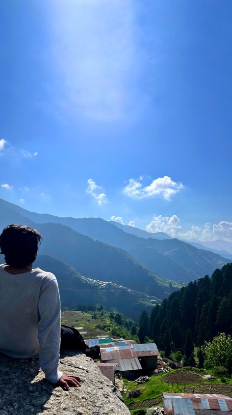 Mountain Pictures Poses Men, Mountain Boy Aesthetic, Kashmir Images, Mountain Photo Ideas Instagram, Cafe India, Baba Shyam, Mountain Photo Ideas, Cigratte Wallpaper, Mens Photography