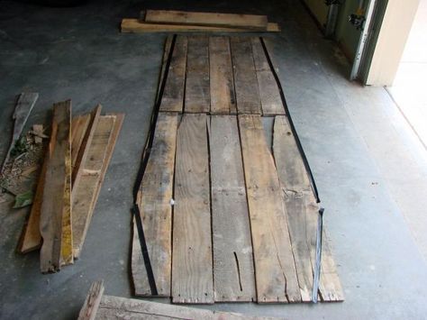 Tutorial on how to make a Pallet wood toe-pincher Coffin for Halloween Halloween Pallet Projects, Pallet Halloween Decorations, Halloween Pallet, Pallet Halloween, Coffin Halloween, Halloween Cemetery, Halloween Forum, Halloween Outside, Halloween Graveyard