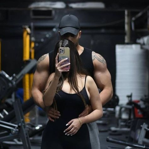 Bicep Grab, Gym Boyfriend, Best Friend Dates, Cute Quotes For Instagram, Gym Couple, Swag Couples, Gym Pictures, Fit Couple, Fitness Art