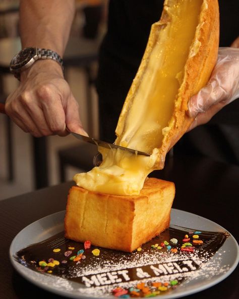 It's warm, it's gooey, and it adds a whole lotta bomb to your dish. Yes, we are talking about raclette cheese. Get your fix at 10 spots around Singapore. Swiss Raclette Recipes, Racellete Recipes Raclette Party Ideas, Raclette Restaurant, Cheese Fondue Switzerland, Cheese Restaurant, Raclette Cheese, Cheese Bar, Singapore Food, Cheese Potatoes