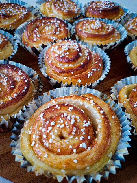 Vanilla Buns Recipe, Buns Recipe Easy, Swedish Fika, Nordic Recipe, Ballerina Cookies, Finnish Recipes, Cinnamon Breakfast, Vanilla Filling, Buns Recipe