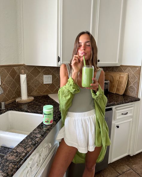 Bloom Greens Powder Aesthetic, Bloom Nutrition Recipes, Bloom Superfoods, Bloom Nutrition Greens, Bloom Greens, Wellness Era, Green Powder Smoothie, Bloom Nutrition, Beet Root Powder