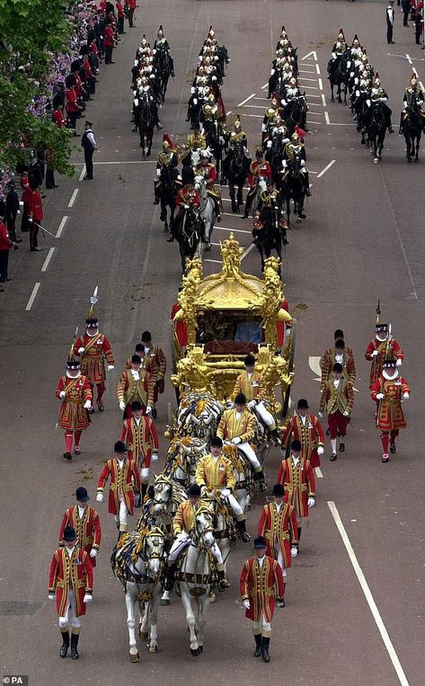 Elizabeth Queen Of England, Palace Balcony, Palace Design, Royal Pictures, Elizabeth Queen, Scottish Parliament, Trooping The Colour, Charles Ii, Queen E