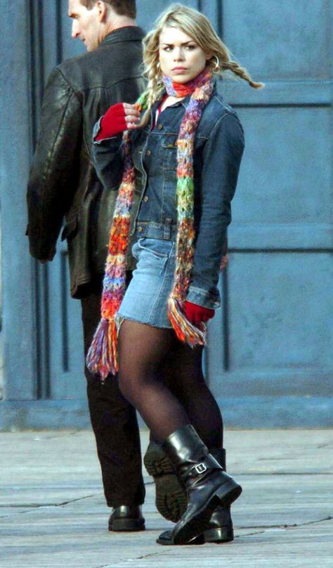 Rose Tyler Outfit, Dr Who Companions, Rose And The Doctor, Doctor Who Companions, Photo Rose, Big Scarf, Christopher Eccleston, Billie Piper, Rose Tyler