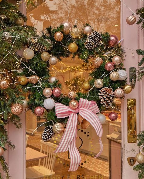 Peggy Porschen (@peggyporschenofficial) • Instagram photos and videos Peggy Porschen Christmas, Victoria Station London, Peggy Porschen Cakes, London Victoria, Peggy Porschen, Afternoon Tea Cakes, Order Cakes Online, Decor 2023, Victoria Station