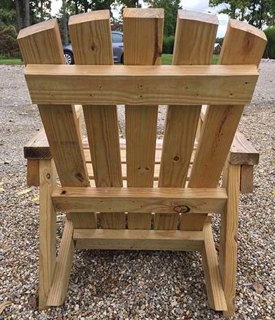 The 2x4 DIY Adirondack Bench - Perfect Seating For Two! Adirondack Backyard, Diy Adirondack Chair, Garden Diy Furniture, Adirondack Chairs Diy, Rustic Outdoor Furniture, Adirondack Chair Plans, Adirondack Furniture, Outdoor Furniture Plans, Patio Backyard