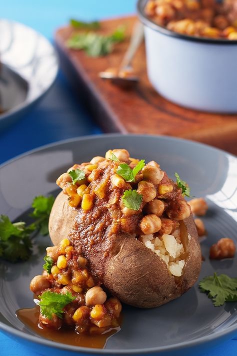 At a deli one afternoon, I ordered a tomato-vegetable soup and a baked potato. When I received the two items, they looked like they belonged together, so I poured the soup right over the potato. The result? A tasty new meal and the spark that led to all sorts of new dishes that turn baked potatoes into the base for soups, stews, and chilies. This is one of my favorites. Over Baked Potatoes, Chili Baked Potato, Potato Baked, Healthy Vegan Diet, Chickpea Chili, Vegan Chickpea, Dry Chickpeas, Cooking Courses, Vegan Chili