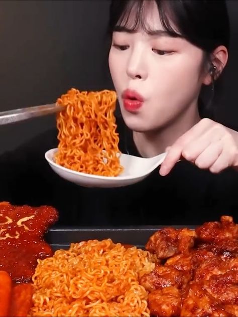 Tteokbokki Chicken Ramyeon Mukbang -Korean Food Mukbang Korean, Hot Ramen, Mukbang Food, Curry Stew, Korean Street Food Recipes, Satisfying Eats, Korean Street Food, Ramen Noodle, Food Combining