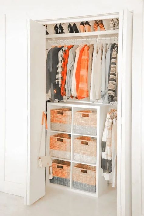 11 Brilliant Closet Organization Hacks For Any Apartment Small Apartment Closet, Apartment Closet, Closet Organization Hacks, Teen Closet, Apartment Closet Organization, Comfy Room, Small Closet Organization Bedroom, Dorm Closet, First Apartment Essentials