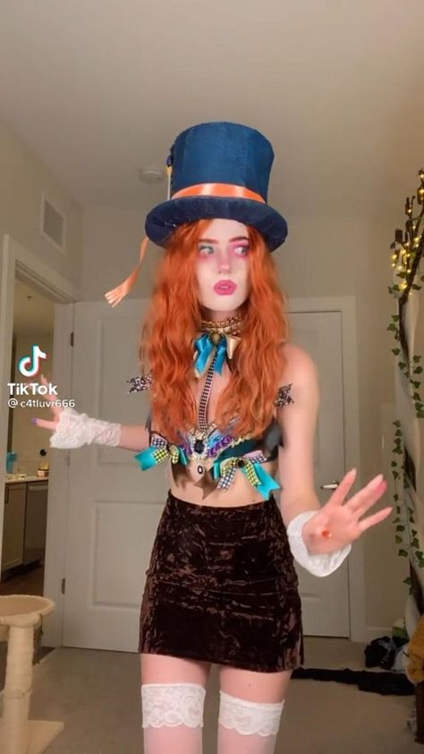 Mad Hatter Girl, Mad Hatter Outfit, Outfit Ideas Halloween, Mad Hatter Halloween Costume, Nail Designs Halloween, Pfp Halloween, Halloween Tattoo Ideas, Halloween Outfit Ideas, Hatter Costume