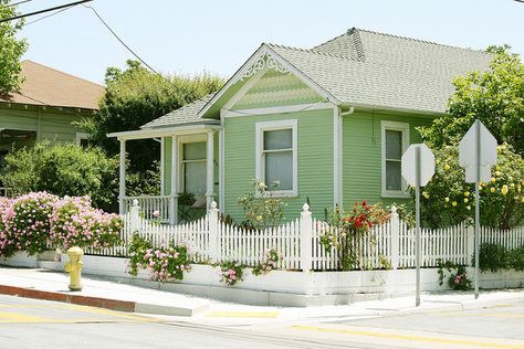 White Cottage Exterior, Little Cottages, Cottage Exterior, White Picket Fence, Casa Vintage, Dream Cottage, White Cottage, Casa Exterior, Beach Cottage Style