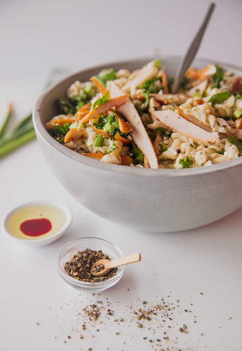 45 Degree Food Photography, Chicken Salad Photography, Salad Bowl Photography, Salad Photography Food Styling, Salad Food Styling, Food Photography Chicken, Quick Easy Lunch, Tropical Kitchen, Food Photoshoot