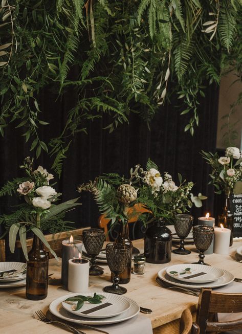 Pub Wedding Table Decorations, Dark Minimalist Wedding, Moody Minimalist Wedding, Farm Wedding Table Decor, Moody Green Wedding, Moody Botanical Wedding, Modern Forest Wedding, Green Wedding Ceremony, Botanical Wedding Table